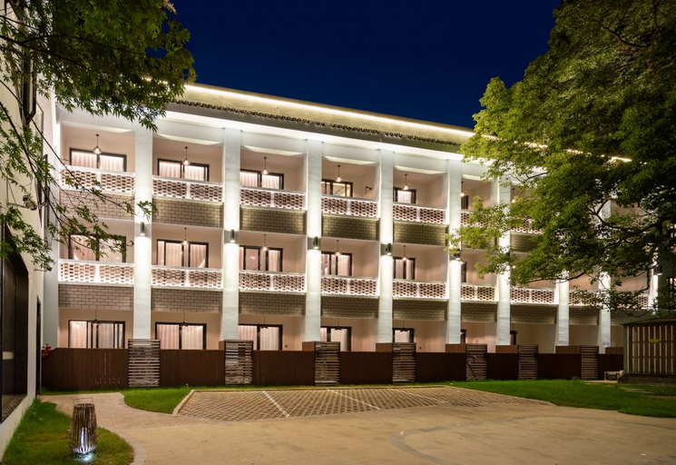 Exterior & Views