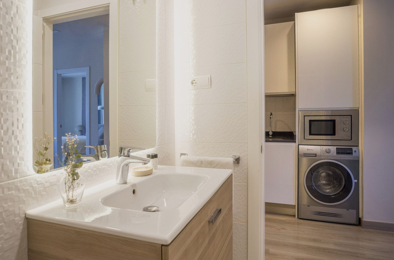 Bathroom 4, Housing Atarazanas by Sharingco, Málaga