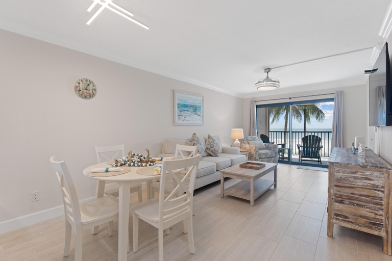 Dining 5, Seaside Condo 109, Lee