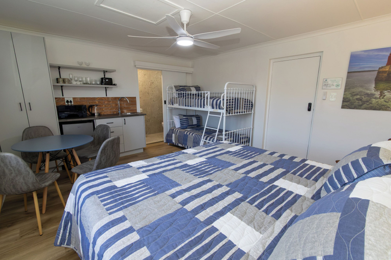 Room 5, Stilbaai Harbour Inn, Eden