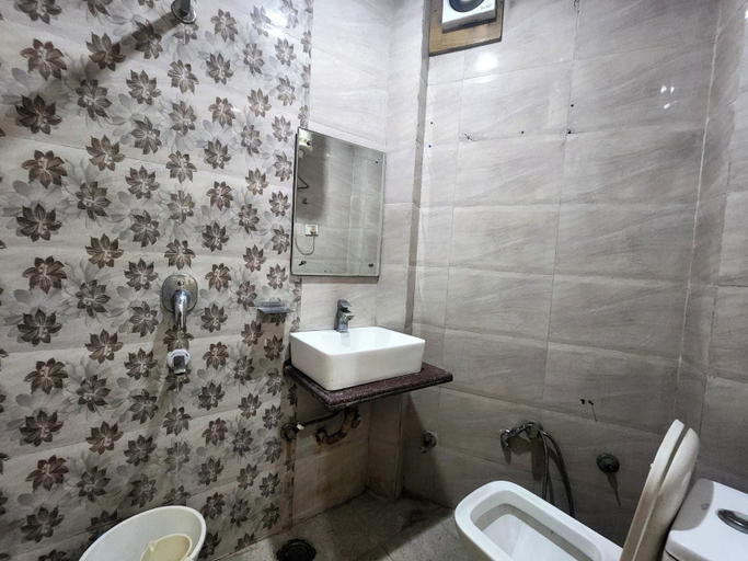 Bathroom 4, Oly Hotel Cottage lord Krishna, Delhi