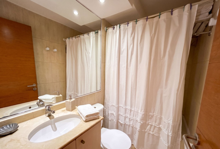 Bathroom 2, Ventana al Parque by Domus Travels, Santiago