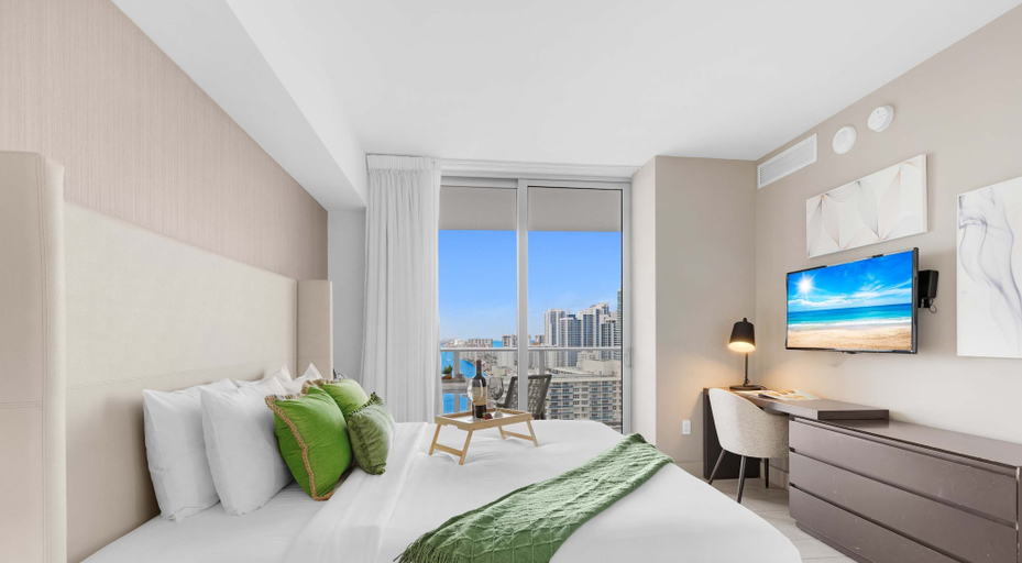 Room 2, Modern 2BD 2BA Resort Luxury Bay Corner Views, Broward