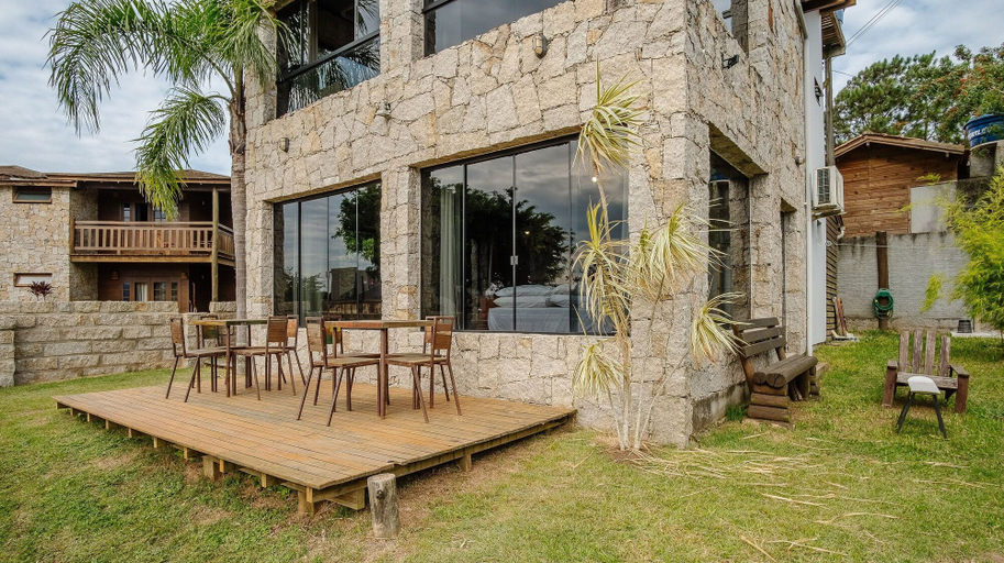 Outdoor dining 5, Cozy Ground Floor Studio at Praia do Rosa Prn0001, Imbituba
