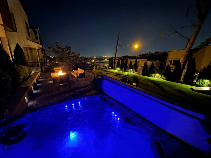 Room 4, Hottub 2milestobway 3kbeds 5futons Safe, Davidson