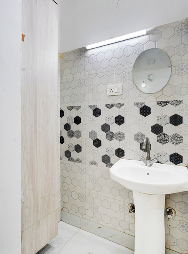 Bathroom 2, Collection O Dahisar Mori Kalyan Phata, Thane