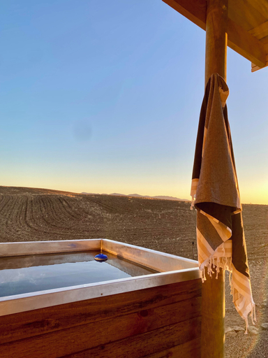 Outdoor spa tub, Dassenheuwel Wheat Cabin, West Coast