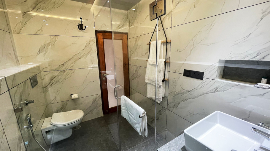 Bathroom 4, Jujurana Resort & spa, Kangra