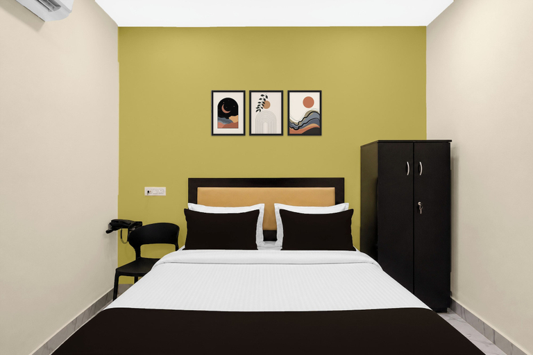 Room 4, Hotel O Gandimaisamma, Ranga Reddy