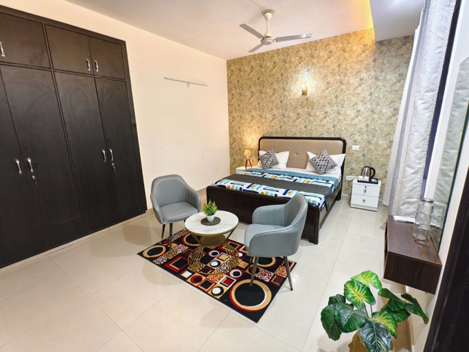 Room 2, hotel roomin, Gautam Buddha Nagar