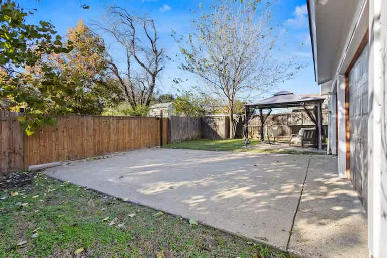 Room 3, Hubbard Haven Family Pets Near Lake, Dallas