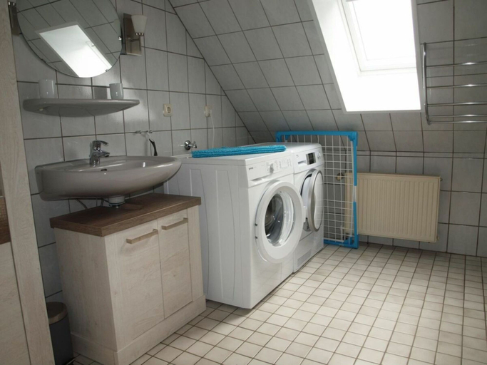 Bathroom 2, Holiday Apartment With 3 Bedrooms, Wittmund