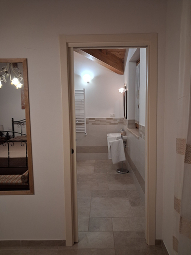 Bathroom 4, Buon Vento, Macerata