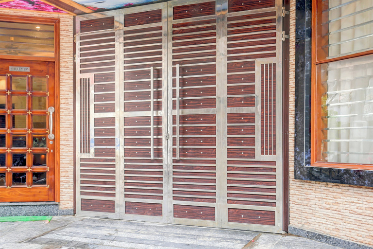 Property entrance, Super Townhouse by OYO Chandigarh, Chandigarh