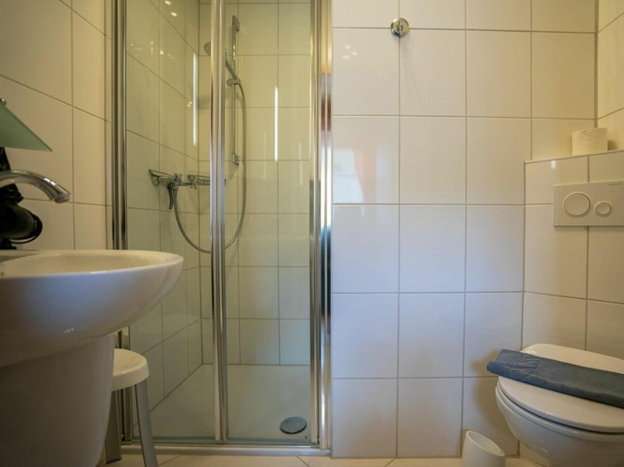 Bathroom 5, Holiday Home in Busum With Swimming Pool, Dithmarschen