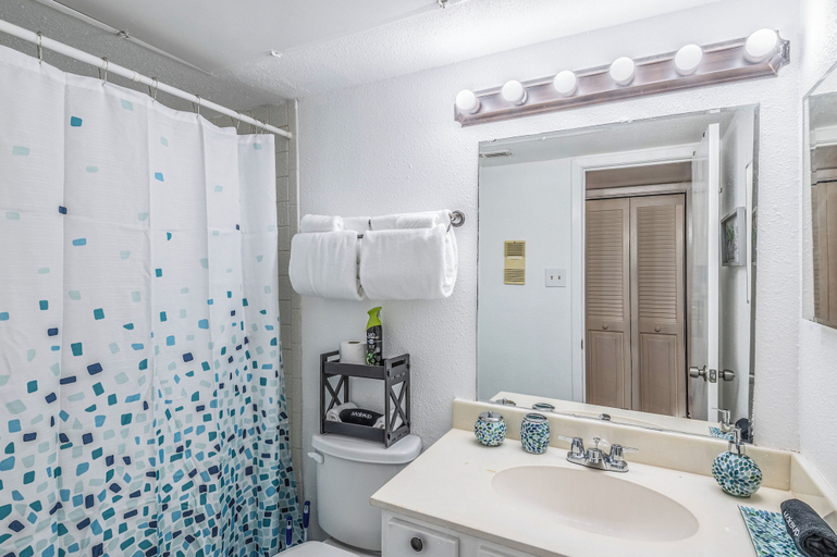 Bathroom 2, 3 BR Condo near Reliant/NRG Stadium, Houston