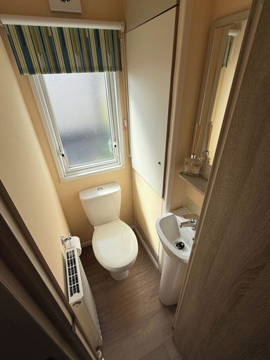 Bathroom 2, Static Caravan Sleeps 6 Close to Amenities, Essex