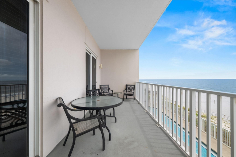Outdoor dining 4, Windemere 405, Escambia