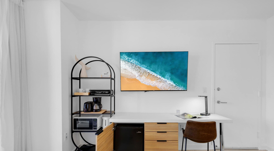 Room 5, Studio Near Beach - Balcony Pool Gym, Broward