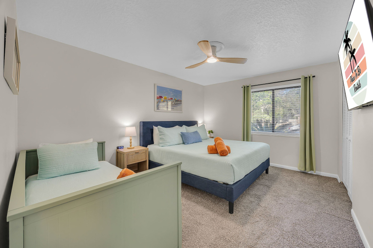 Room 4, Endless Summer- Beach Pool Firepit 3 King Beds, Saint Johns