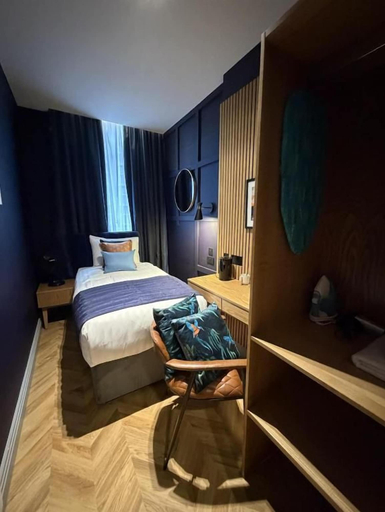 Room 3, Hütel, Sefton