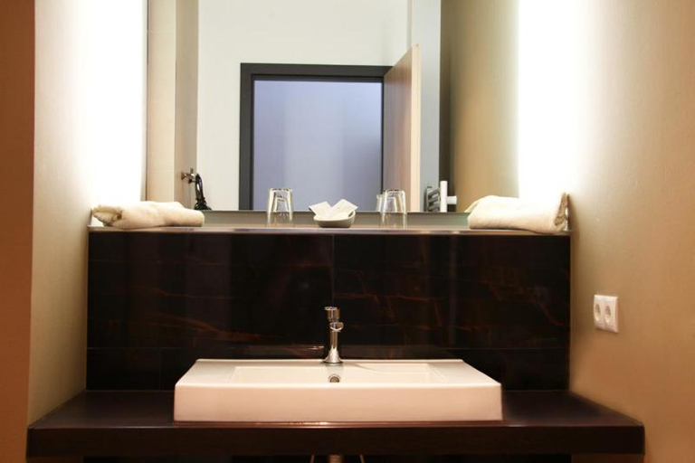 Bathroom 4, Sporthotel Racket Inn, Hamburg
