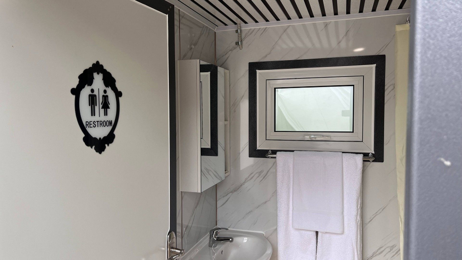 Bathroom 4, Omeo Holiday Park, E. Gippsland Bal