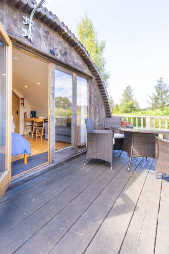 Room 4, Cosy Glamping Pod Near Garth With River Views, Powys