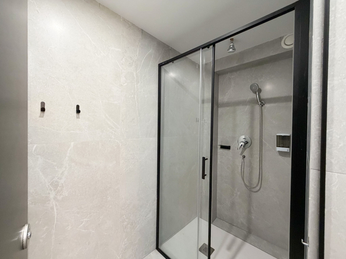 Bathroom shower 4, Almorada Cabins, Valencia
