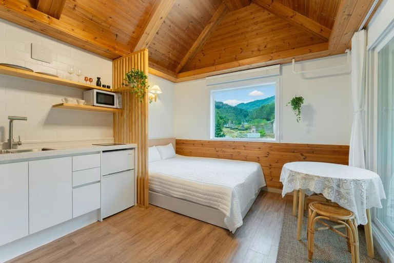 Bedroom, Nackta Pension, Pocheon