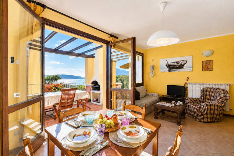 Dining 4, John's House-Lakeview & shared pool, Brescia