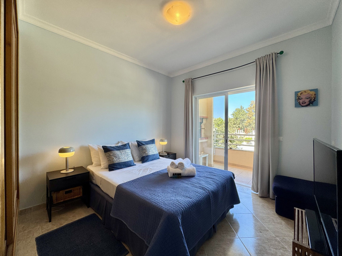 Room 5, Vilamoura Typical 5 With Pool by Homing, Loulé