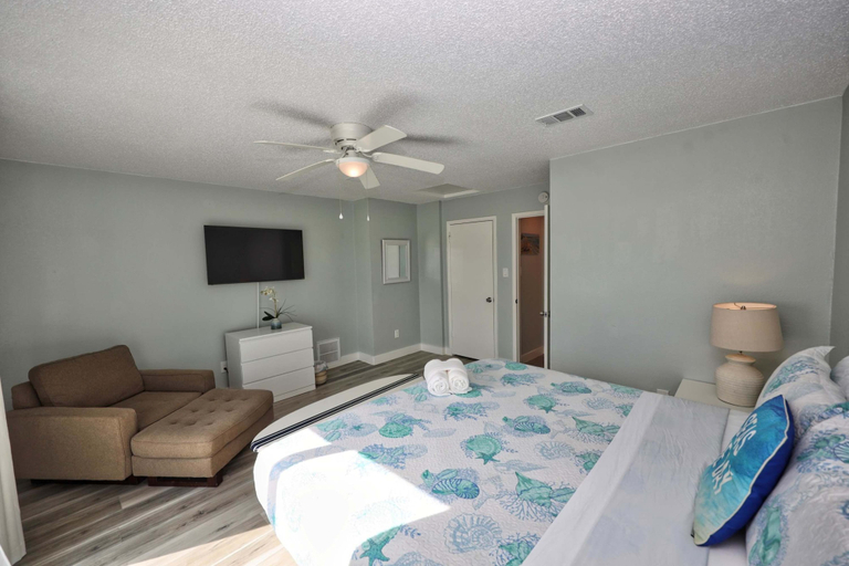 Room 2, Seashell Retreat - Beachfront, Galveston