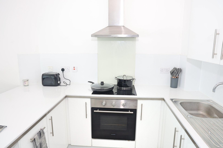 Private kitchen 2, Cozy Croydon Apartment Retreat, London
