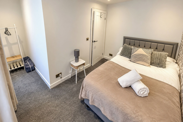 Room 4, 3-bed Terrace House in Porth, Sleeps 6, Rhondda, Cynon, Taff
