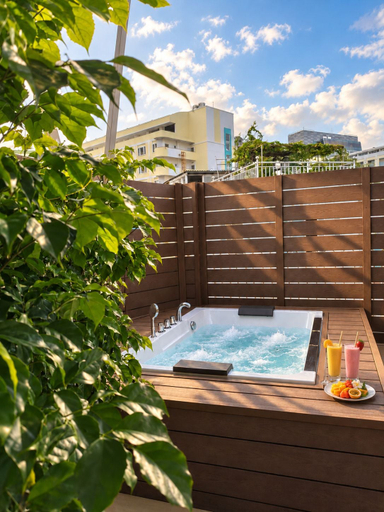 Outdoor spa tub, The Hammock Hotel Saigon Alley, Ho Chi Minh City