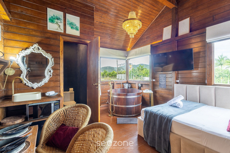 Room, Cabin in Front of Beto Carrero w/ hot tub, Penha