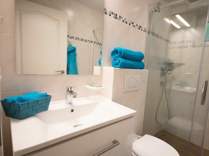 Bathroom 3, Captain's House Apartment 2, Cuxhaven