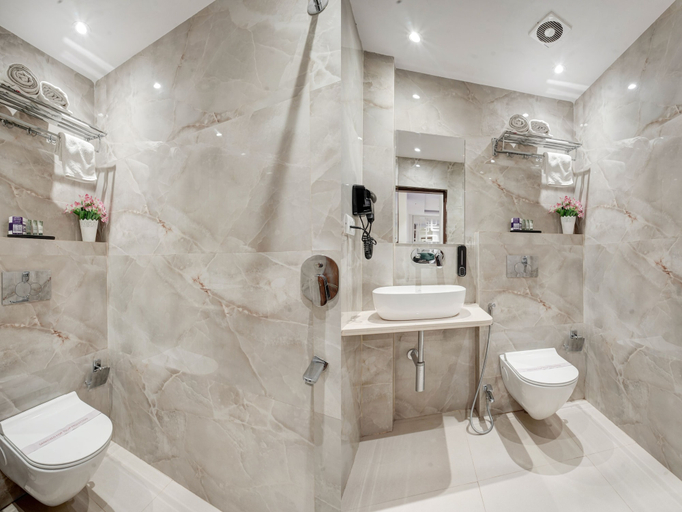Bathroom 3, Hotel Saina International - Newly Built, Delhi