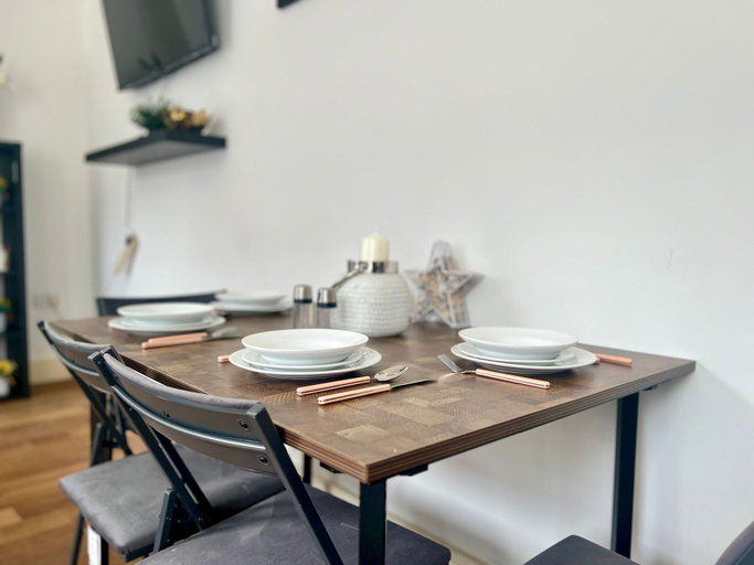 Dining 5, Charming London Apartment With 2 Bedrooms, London