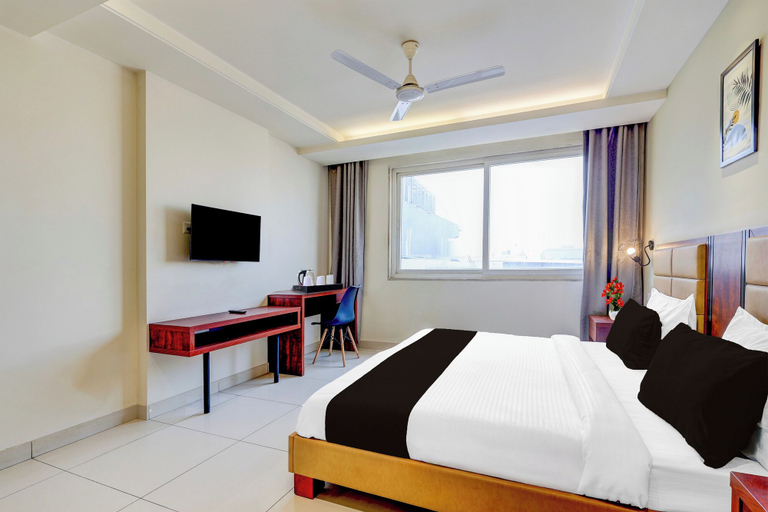 Room 5, Super Townhouse Oak Sector 39 Medanta, Gurgaon