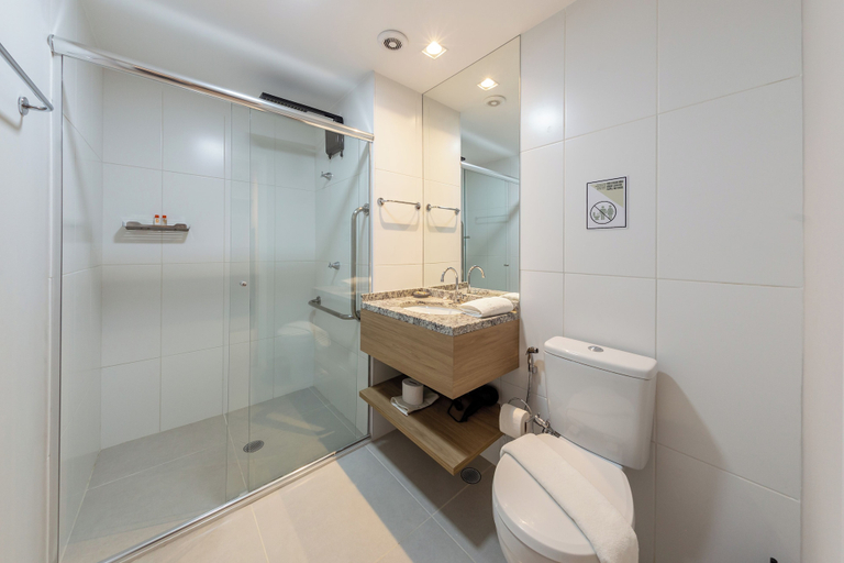 Bathroom 4, Guimarães by Bhomy, São Paulo