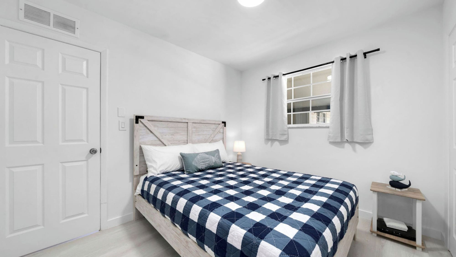Room 3, Fisherman's Cottage by Avantstay Lake Patio + Firepit + Grill Vanderbilt Beach, Collier