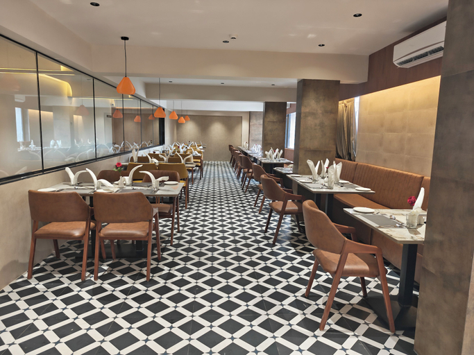 Dining, Majestic Park Inn, Valsad