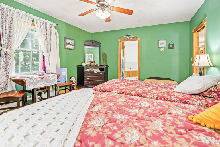 Room 4, Little Camp Christmas, Clinton
