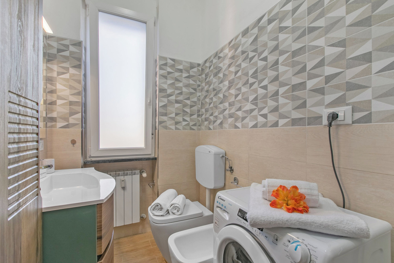 Bathroom 3, La Genzianella - Studio for 4 With Balcony & AC, Savona