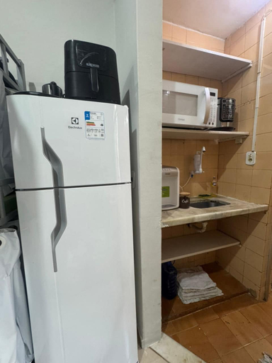 Shared kitchen facilities 2, Quarto de Hóspedes a 3 min da praia, Rio de Janeiro