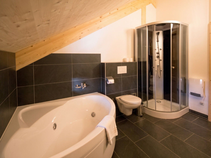 Bathroom 4, One-bedroom Cabin, Murau