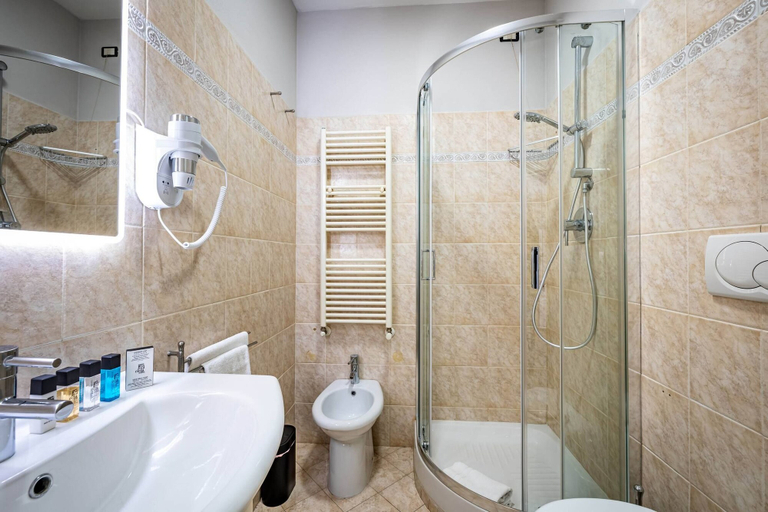 Bathroom 2, Castelnuovo Tedesco, Florence