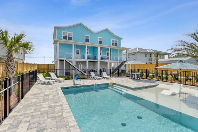 Primary image, New 2025 Ocean Views Pool 4BR, Nassau